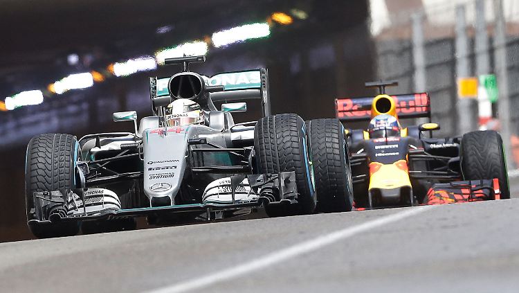 Lewis Hamilton und Daniel Ricciardo lieferten sich lange Zeit ein spannendes Duell - mit dem besseren Ausgang für den Mercedes-Piloten.