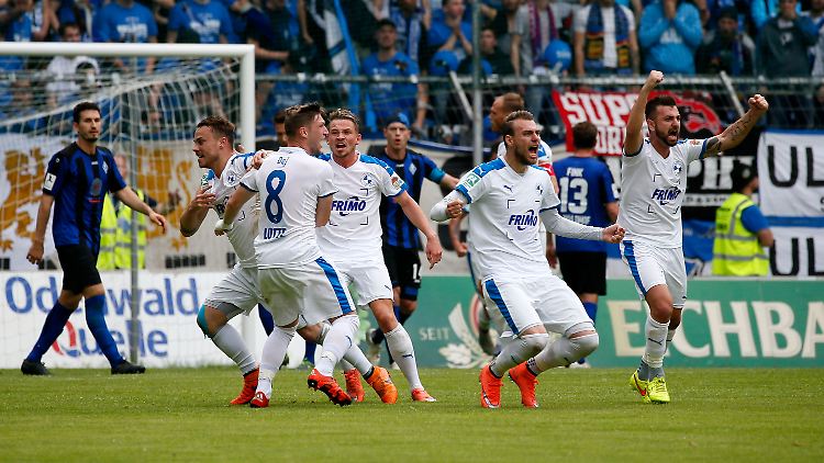 Riesenjubel bei den Spielern von Lotte. In der kommenden Saison kickt der Klub erstmals in Liga drei.