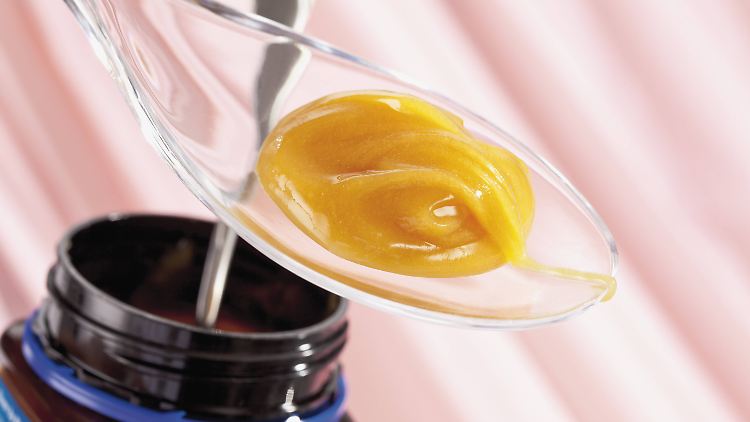 Nach Angaben von Forschern wird Honig mitunter Zucker zugesetzt - was bei dem Naturprodukt nicht zulässig ist.