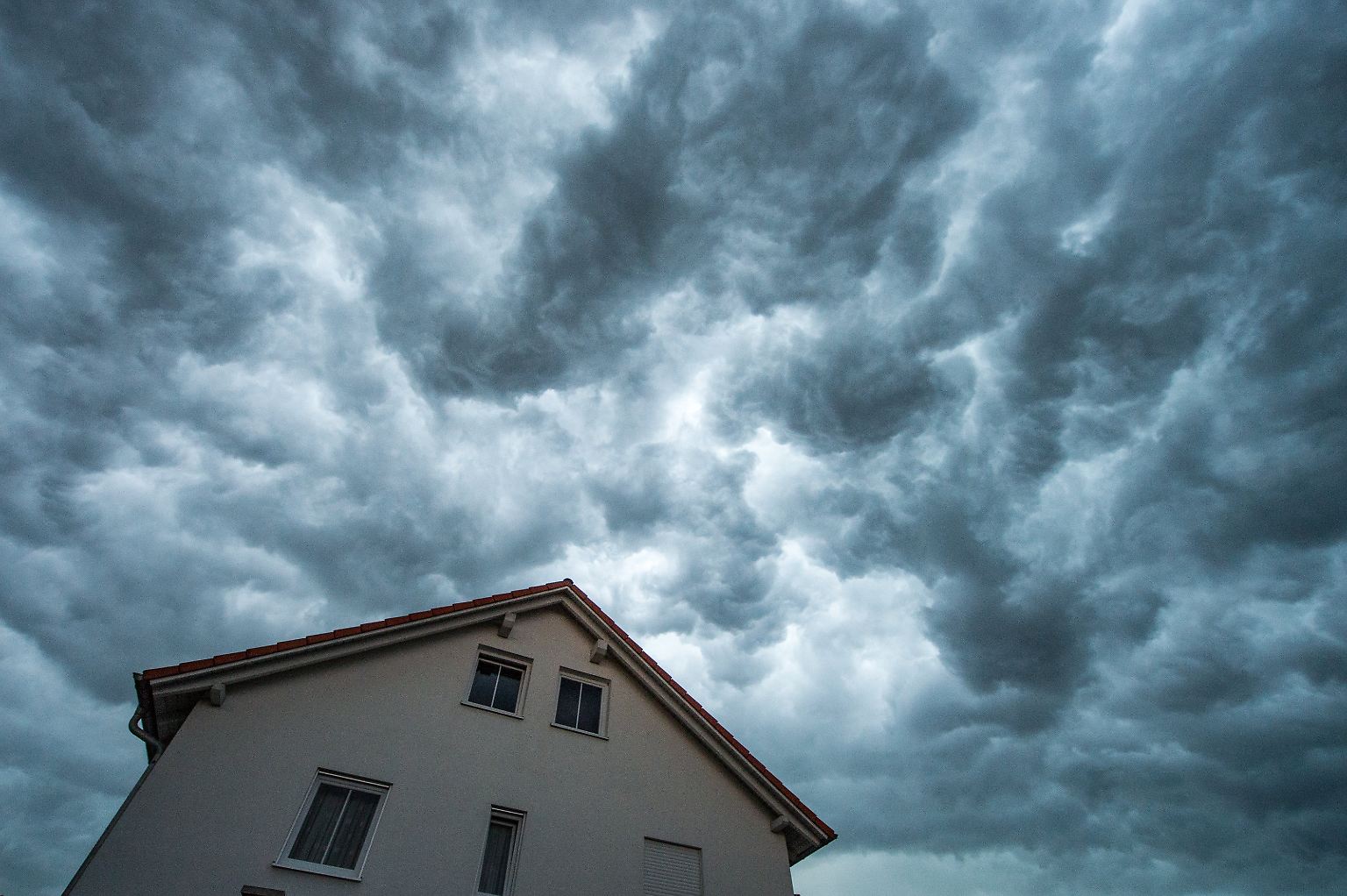Da braut sich was zusammen, warnen Meteorologen am Wochenende.
