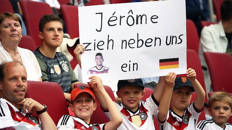Die Botschaft im Stadion an AfD-Vize Alexander Gauland war klar: Nicht nur diese Kids fänden es super, Tür an Tür mit Jérôme Boateng zu wohnen.