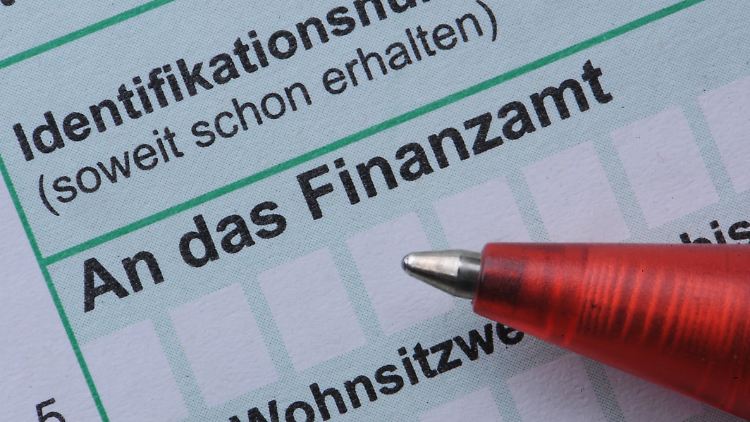 Von einem niedrigeren Spitzensteuersatz würden bei der Steuererklärung inzwischen auch Durchschnittsverdiener profitieren.