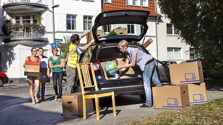 Wer dem Kollegen beim Umzug hilft und dabei versehentlich eine Kiste mit edlem Porzellan fallen lässt, kann darauf setzen, dass die private Haftpflichtversicherung den Schaden reguliert. 