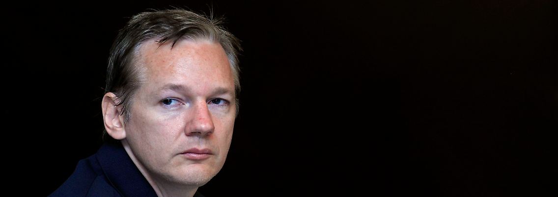 In seiner Kindheit zog Assange mit seiner Mutter ständig um, insgesamt soll er 37 Schulen besucht haben.