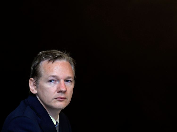 Julian Assange bei einer Pressekonferenz in London, auf der er die jüngsten Enthüllungen rechtfertigte.