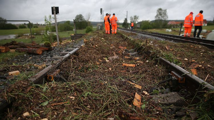 In der Nähe vom bayrischen Lehrberg bei Ansberg hat das Wasser eine Bahnstrecke unterspült.