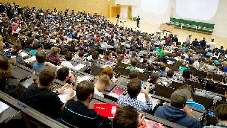Das Bildungsministerium will den Hochschulbesuch von Flüchtlingen fördern.