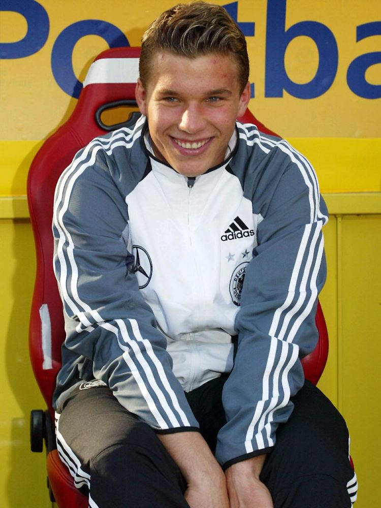 Gut gelaunt auf der Bank: Podolski am 6. Juni 2004 in Kaiserslautern. Beim 0:2 im Testspiel gegen Ungarn wurde er nach 75 Minuten eingewechselt und gab sein Debüt im DFB-Team. Und Teamchef Rudi Völler nahm ihn auch mit zur EM in Portugal.