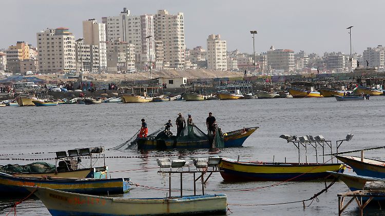 Blick auf Gaza-Stadt und den kleinen Hafen am Mittelmeer.