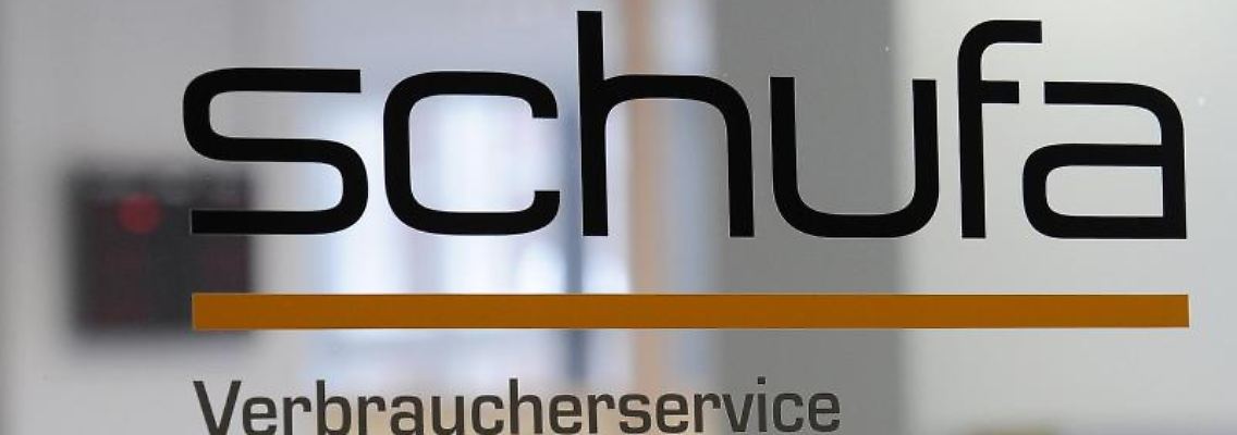 Mindestens einmal im Jahr kann man bei Auskunfteien wie der Schufa die eigenen Daten zur Kreditwürdigkeit überprüfen. Falsche Angaben müssen gelöscht werden.