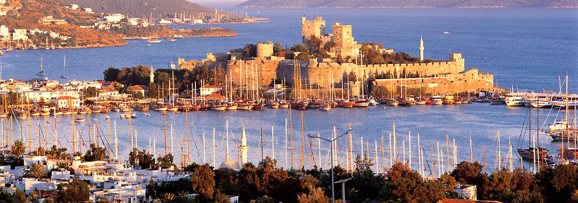 Bodrum mit seiner Kreuzritter-Festung ist Ausgangspunkt vieler Segeltörns - und nachts eine dröhnende Partyhochburg