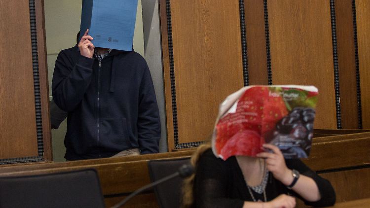 Nach Auffassung des Gerichts soll der Mann (l.) aus Eifersucht gehandelt haben. Auch die Kindesmutter (r.) wird verurteilt.