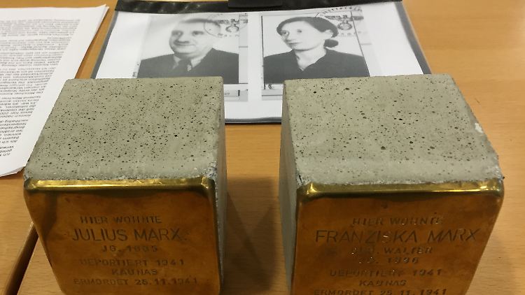 Zwei Stolpersteine für die von den Nationalsozialisten ermordeten Julius und Franziska Marx im Verwaltungsgericht München. Thomas Nowotny will die Stolpersteine für seine Vorfahren in München verlegen und klagt gegen ein entsprechendes Verbot der Stadt.