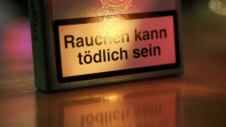 Mindestens sechs Millionen Menschen sterben laut der Studie jedes Jahr an den Folgen des Rauchens.