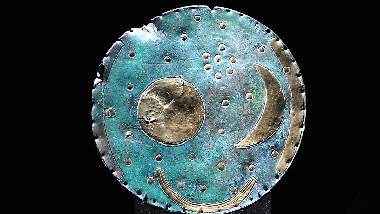 Die grünliche Tönung der Scheibe entwickelte sich erst später: durch Korrosion.