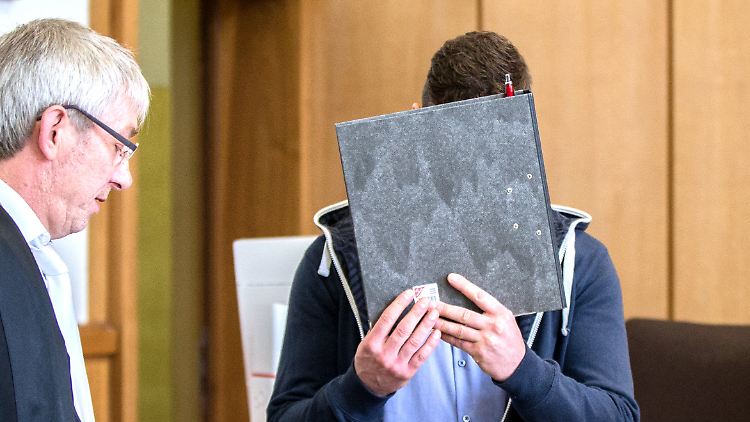 Der angeklagte Feuerwehrmann (r.) legt zu Prozessbeginn ein Geständnis ab.