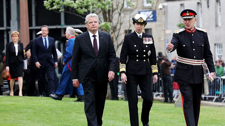 Bundespräsident Joachim Gauck, Prinzessin Anne und Lord Lieutenant of Orkney, Bill Spence, bei der Zeremonie.