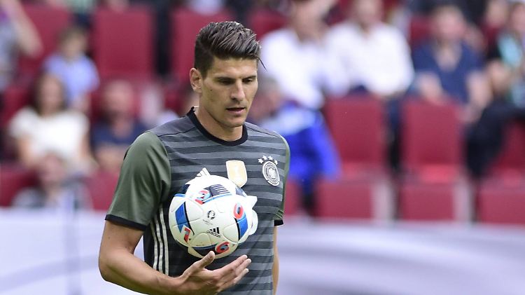 Könnte künftig unter der Woche frei haben: Dazu allerdings müsste Gomez dann tatsächlich nach Wolfsburg wechseln.
