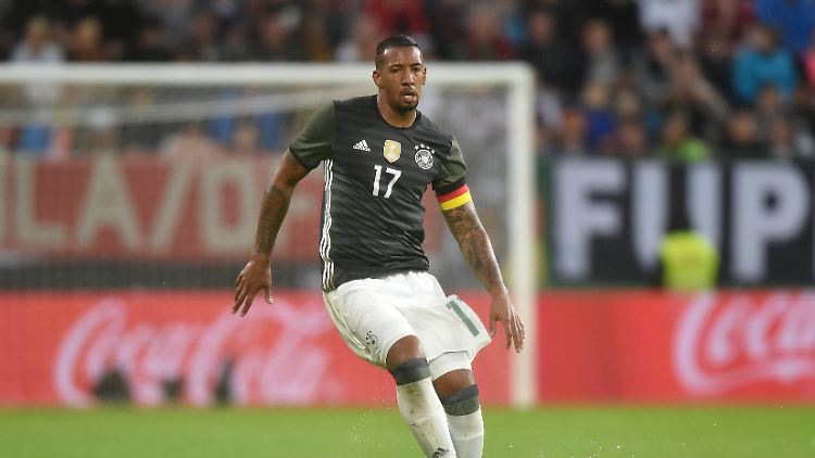 Boateng trägt im Spiel der DFB-Elf gegen die Slowakei zeitweise die Kapitänsbinde.