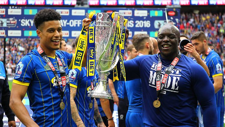 Dem AFC Wimbledon gelingt mit Lyle Taylor (l.) und 100-Kilo-Mann Adebayo Akinfenwa der sechste Aufstieg in 14 Jahren.
