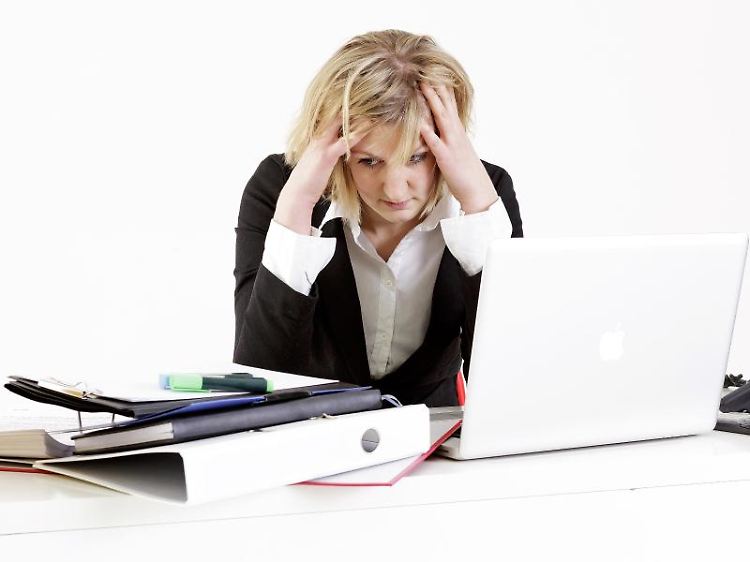 Alles ganz schön viel? Wer gerade erst im Job gestartet ist, sollte sich Zeit geben. Oft dauert es bis zu einem Jahr, um auf der neuen Stelle richtig anzukommen.