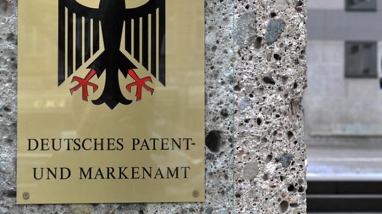 Wer in Deutschland ein Patent anmelden will, muss sich an das Patent-und Markenamt in München wenden. Bis die Idee im Patentblatt veröffentlicht wird, können bis zu drei Jahre vergehen.  