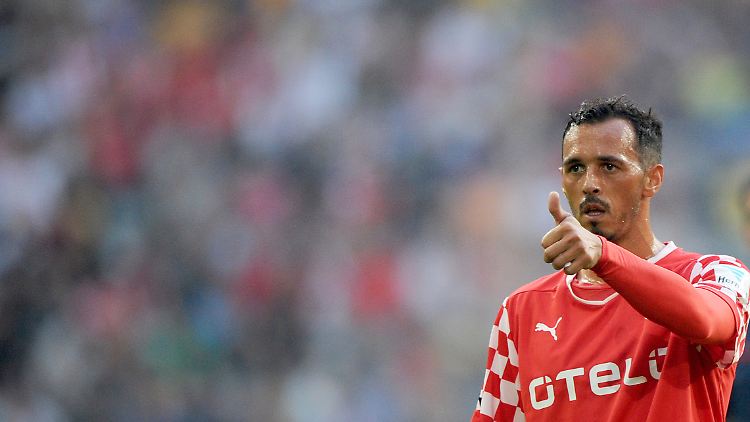 Kein Daumen nach oben: Pinto fehlt die Kraft, um weiter Fußball zu spielen.