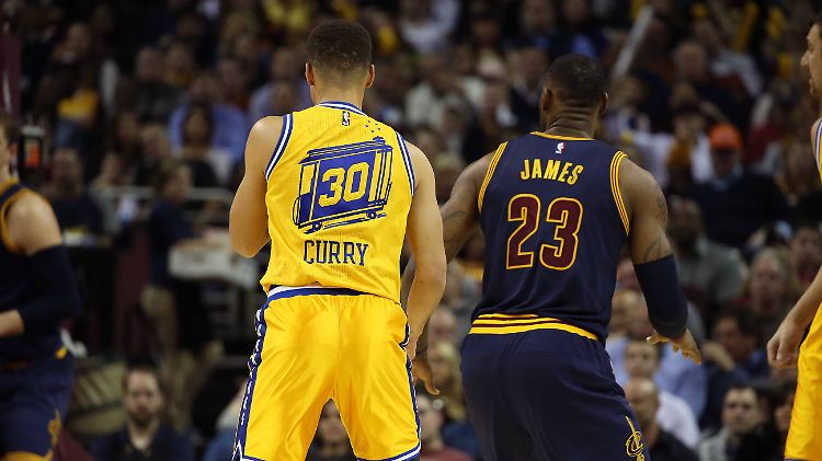 Stephen Curry und LeBron James - die Superstars der Finalserie könnten unterschiedlicher kaum sein.