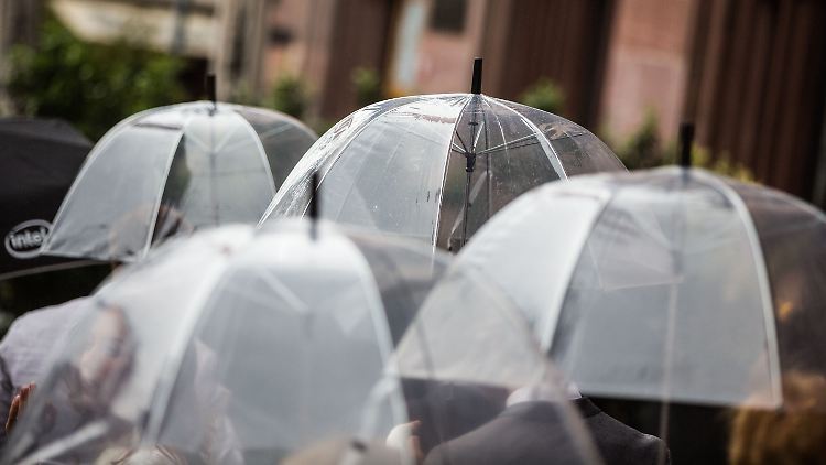 Der Regenschrim kommt am Wochenende wieder zum Einsatz.