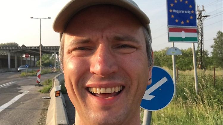 Etwas abgekämpft und kurz vor Ende des großen Trips sind Adam Leyton die Strapazen anzumerken.