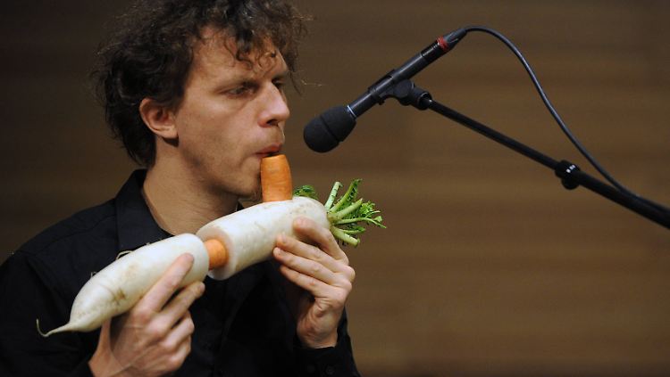 Das Wiener Gemüseorchester spielt nur auf ganz frischen Instrumenten.