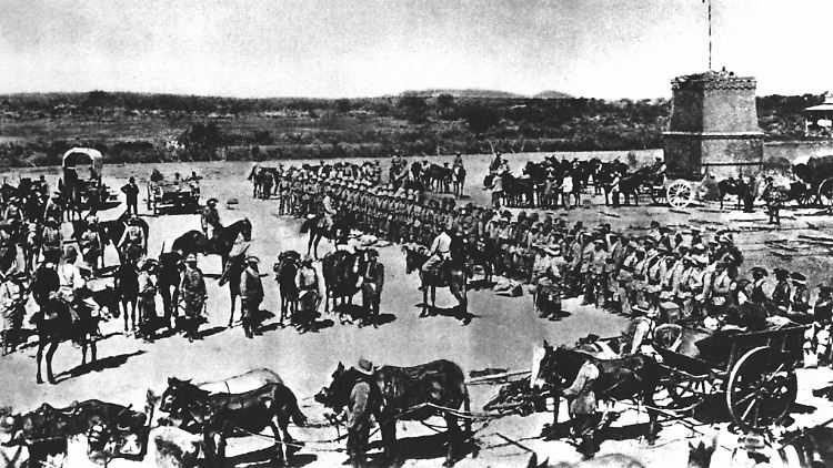 Vor dem Abmarsch in den Kampf gegen die Hereros wird die 2. Marine-Feldkompanie eingesegnet. (Archivfoto von 1904).
