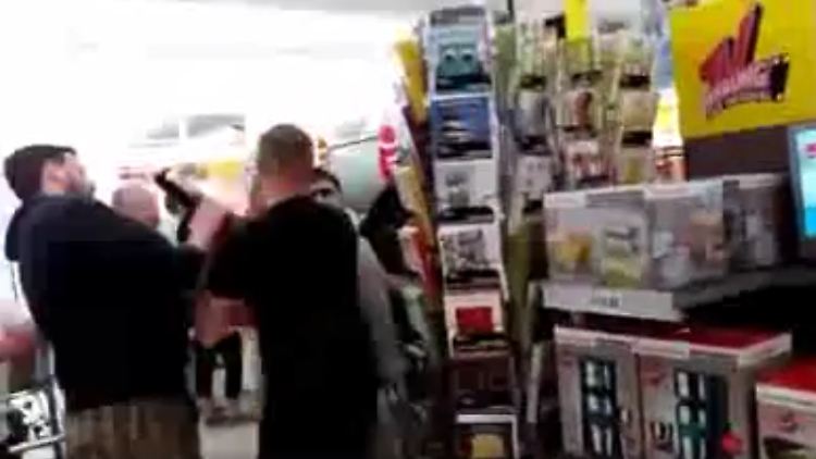 Der Moment, in dem die Bürgerwehr den Iraker überwältigt: Der Staatsschutz ermittelt.