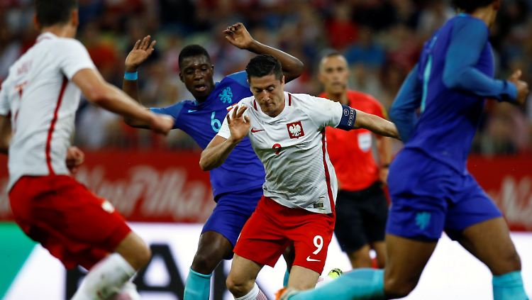 Polens Stürmerstar Lewandowski (M)bleibt gegen die Niederlande ohne eigenes Tor.
