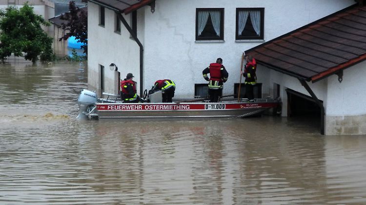 Überflutete Straße in Simbach. In dem Ort sind drei Menschen bei dem Hochwasser ums Leben gekommen.