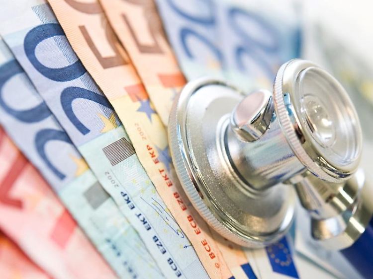 Teure Krankenversicherung: Vor allem ältere Privatversicherte wechseln offenbar immer häufiger in günstigere Basis- und Standardtarife.