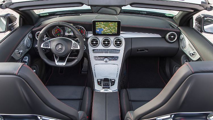 Die Sportsitze im AMG haben zwar keinen Nackenfön, bieten aber ausgezeichneten Seitenhalt im C-Klasse Cabrio.