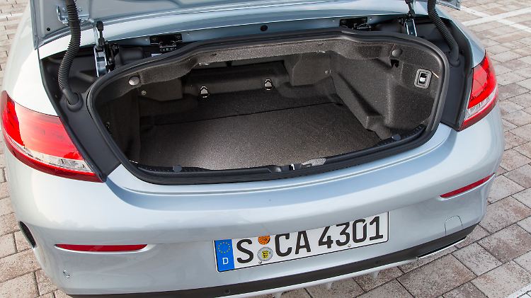 Bei geschlossenem Dach im C-Klasse Cabrio gibt es unter der Heckklappe 360 Liter Stauraum. Ist das Dach geöffnet, sind es noch 285 Liter.