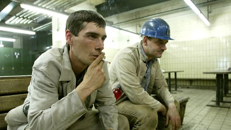 Rauchen für den Arbeitsplatz? Ein Bergarbeiter schließt die Lücke, die vom Ökosteuer-Rabatt in den Haushalt gerissen wird.