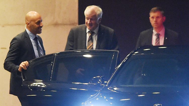 Horst Seehofer verlässt am späten Mittwochabend das Kanzleramt. Offenbar gibt es Anlass zur Hoffnung auf einen Unionsfrieden.