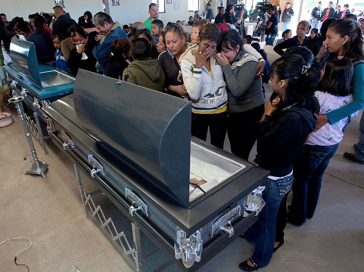 Angehörige trauern an den Särgen der Jugendlichen, die auf einer Party überfallen und getötet wurden.