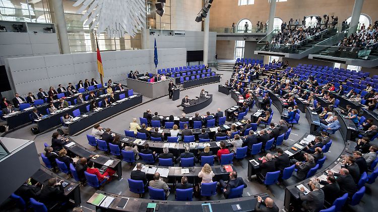 Die Spitzenverdiener bei Nebeneinkünften kommen von der CSU und der CDU.