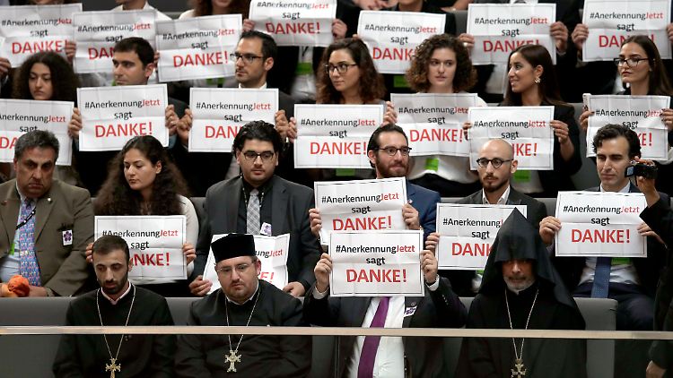 Vertreter der armenischen Gemeinde in Deutschland reagierten im Bundestag auf das Ergebnis der Abstimmung.