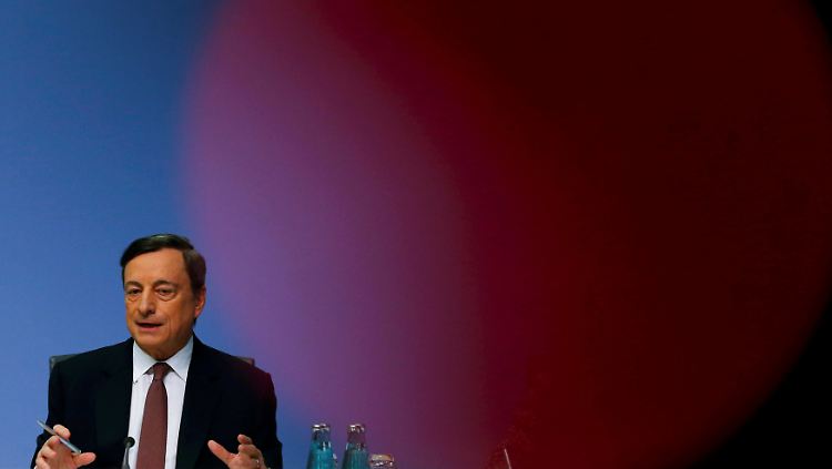 Mario draghi bleibt bei der Politik des billigen Geldes.