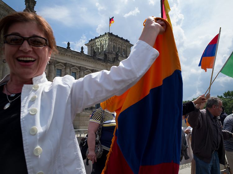 Nachdem der Bundestag seine Resolution beschlossen hat, bricht Jubel vor dem Reichstag aus. Nicht nur Armenier, Vertreter mehrerer Minderheiten fangen an zu tanzen.