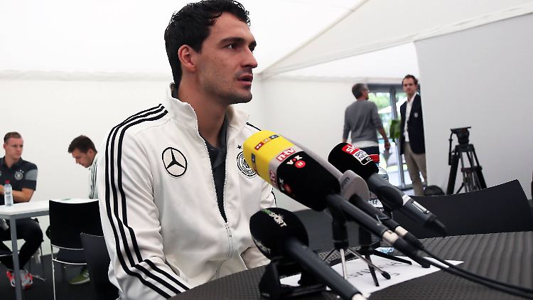 Mats Hummels laboriert an einem Muskelfaserriss: Der EM-Einsatz sei aber nicht in Gefahr, so der Weltmeister.