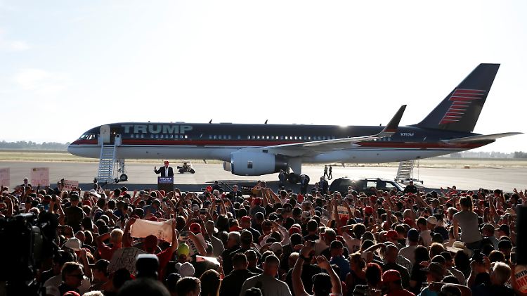 Trump spricht mit Vorliebe auf Flugplätzen - das ist besser für die Inszenierung.