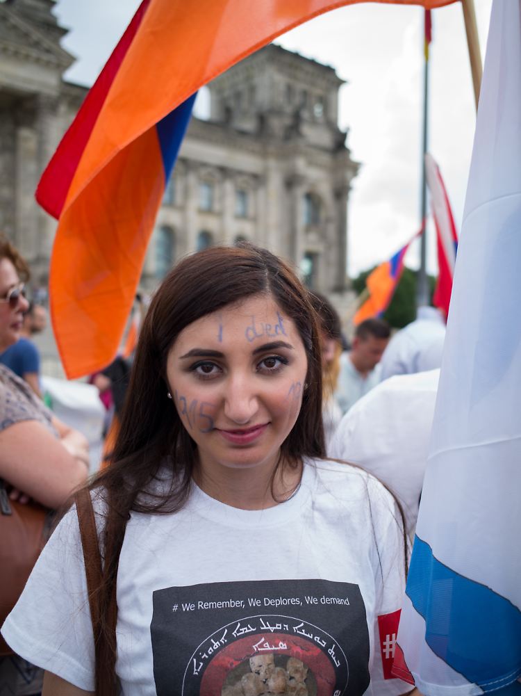 Ninve Ermagan sagt: "Unsere Bundesregierung muss standhaft bleiben und zeigen, dass sie nicht erpressbar ist." Auf ihr Gesicht hat sich die 17-Jährige "I died 1915" geschrieben, "Ich bin 1915 gestorben".