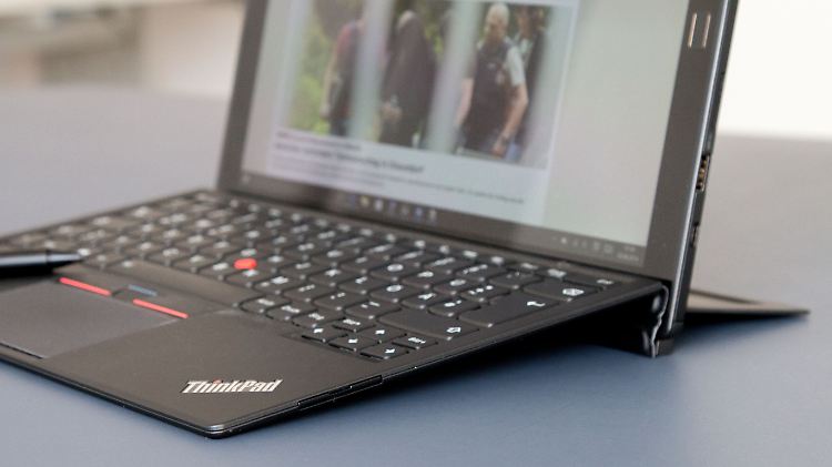 Das Thinkpad X1 Tablet hat einen stufenlosen Standfuß.
