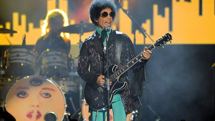 Popstar Prince ist im Alter von 57 Jahren verstorben.
